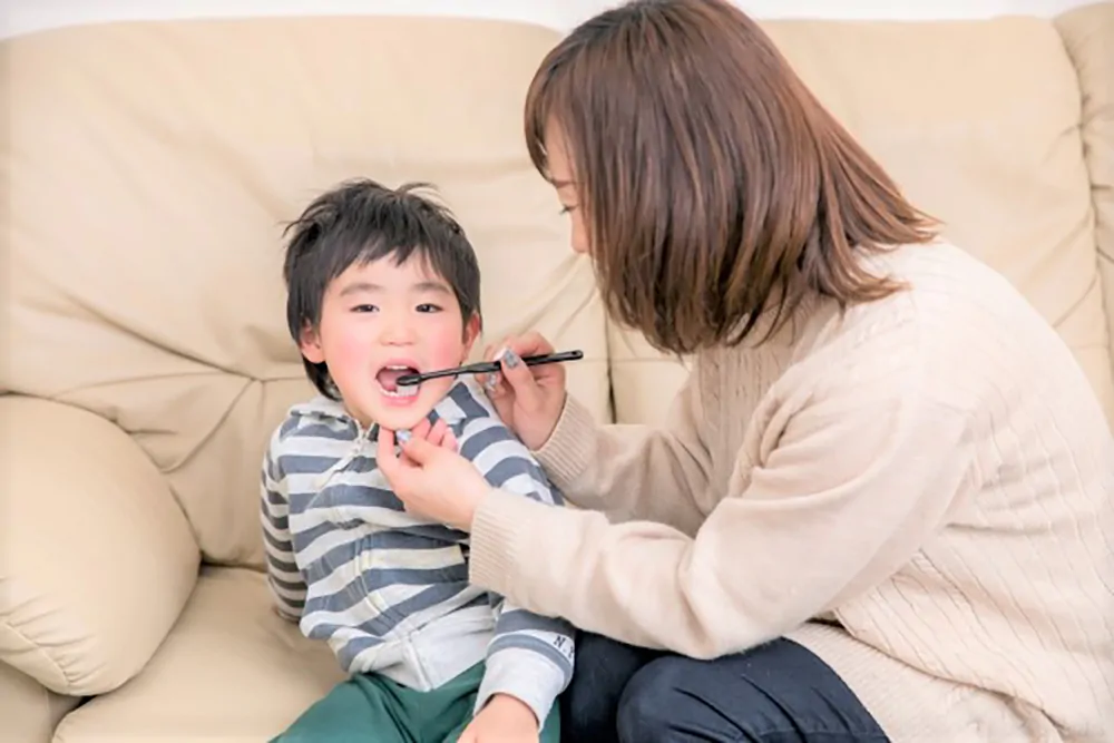 仕上げ磨き指導を受ける・10歳になるまで継続する